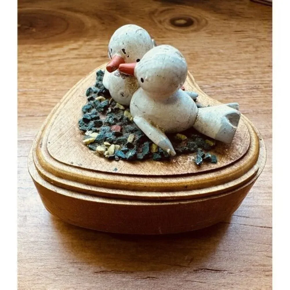 Vintage Small‎ Wooden Love birds Ring Box Heart Shaped Birds Love Dove Lid